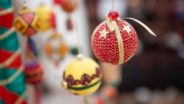 Праздничные игрушки на традиционной новогодней елке в музее истории Еревана - Sputnik Արմենիա