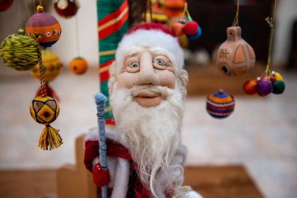 Каханд пап (Дед мороз) и праздничные игрушки традиционной новогодней елки в музее истории Еревана - Sputnik Армения