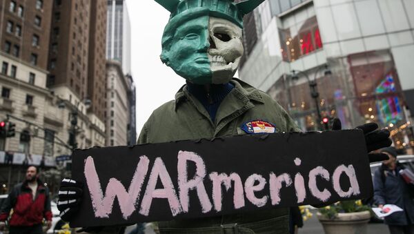 Участник акции протеста против ударов по Сирии в Нью-Йорке - Sputnik Արմենիա
