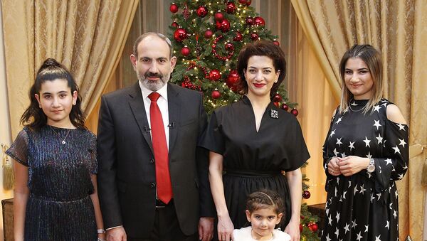 Никол Пашинян в окружении семьи - Sputnik Армения