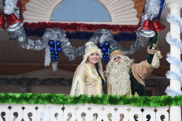 Татарский Дед Мороз Кыш Бабай со своей дочерью Кар Кызы - Sputnik Армения