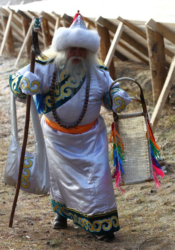 Сааган Убугун из Бурятии проходит по усадьбе во время празднования Дня рождения Деда Мороза в Великом Устюге - Sputnik Армения