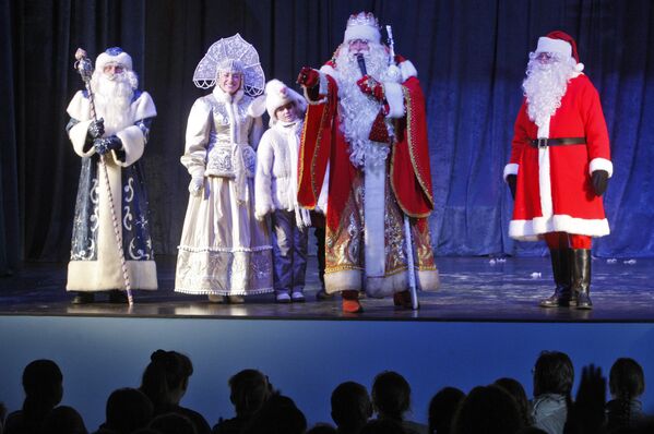 Дед Мороз и эстонский Йыулувана на праздничной встрече в Выборге - Sputnik Армения
