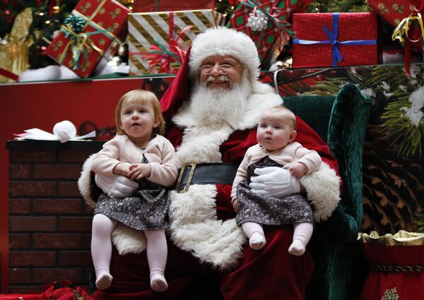 Санта Клаус с детьми в торговом центре Мэн Молл, США - Sputnik Армения