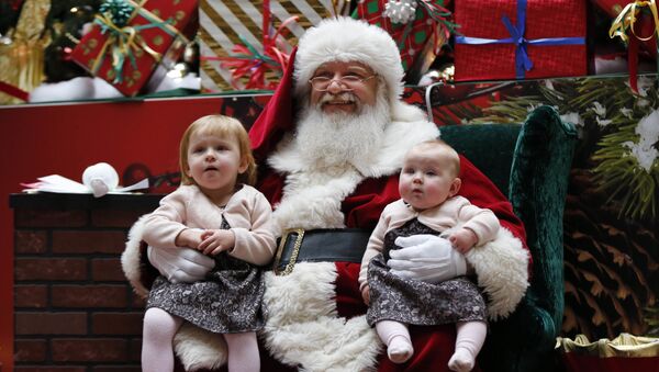 Санта Клаус с детьми в торговом центре Мэн Молл, США - Sputnik Армения