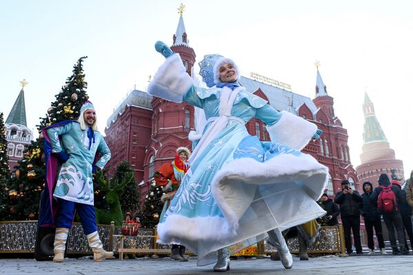 Артисты выступают на фестивале Путешествие в Рождество на Манежной площади в Москве Артисты выступают на фестивале Путешествие в Рождество на Манежной площади в Москве - Sputnik Армения