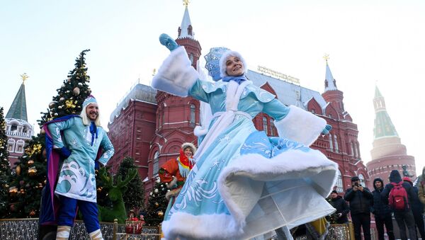 Артисты выступают на фестивале Путешествие в Рождество на Манежной площади в Москве - Sputnik Армения