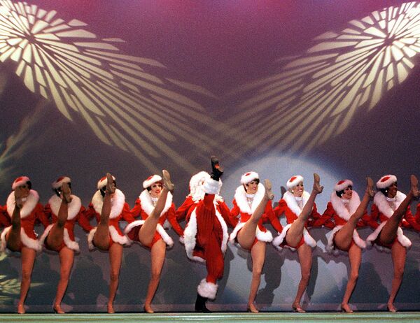 Кан-кан в исполнении Санта-Клауса и Снерурочек — танцовщиц Rockettes - Sputnik Армения
