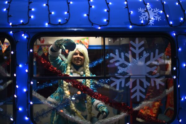 Снегурочка в салоне новогоднего трамвая, украшенного яркими светодиодными огнями, в Москве - Sputnik Армения