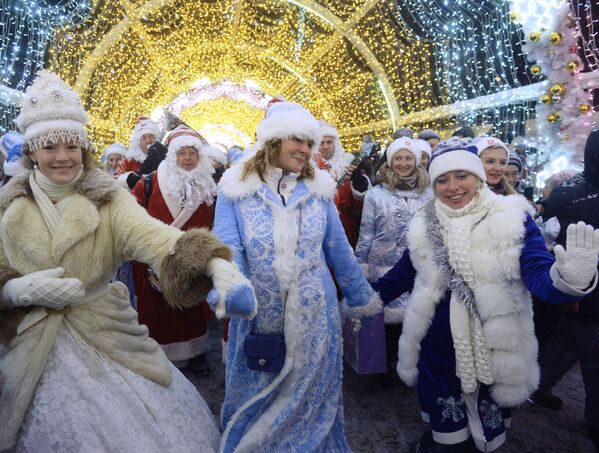 Участники торжественного шествия во время парада Снегурочек в Москве - Sputnik Армения
