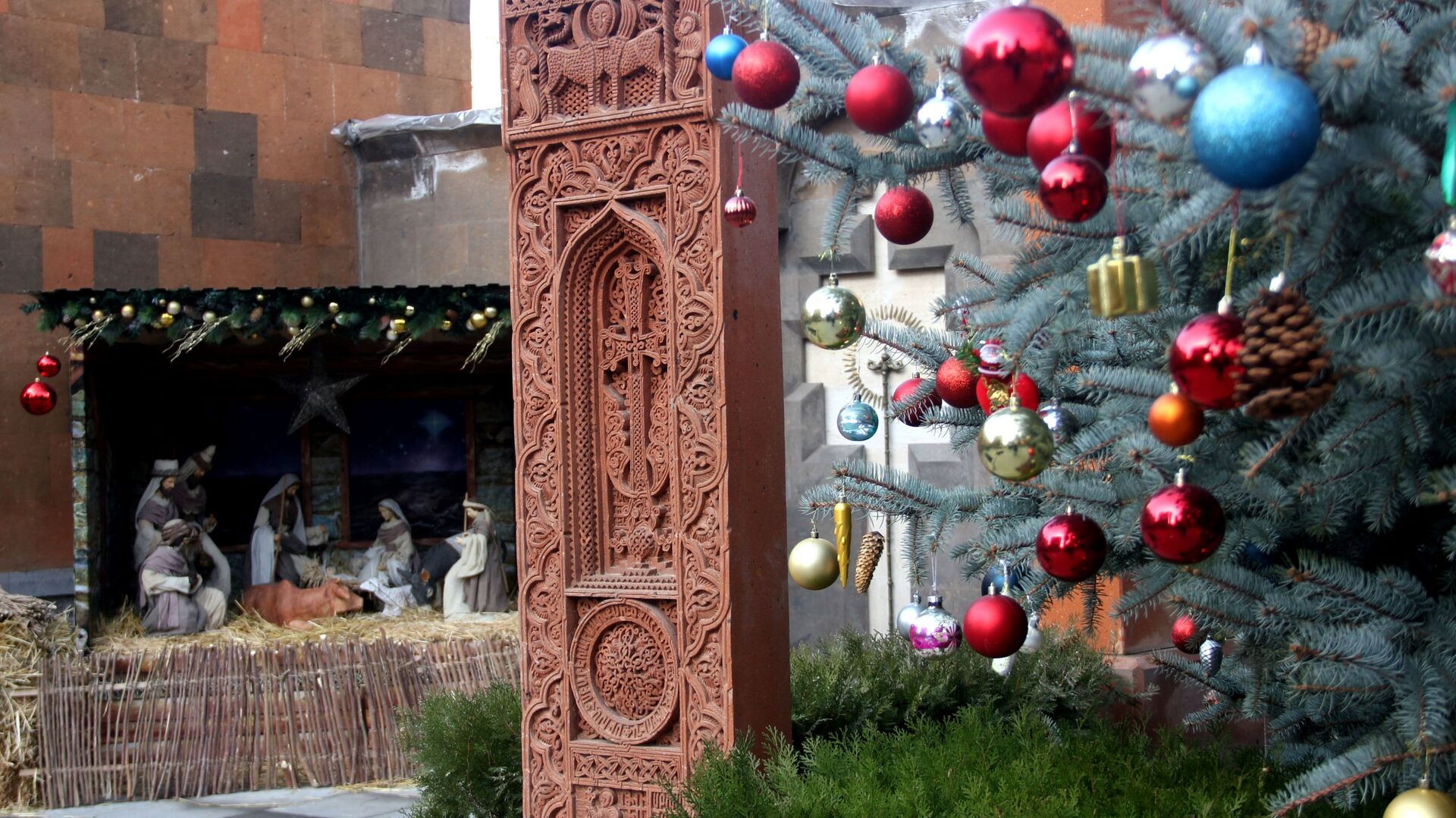 Рождественское оформление во дворе церкви Святой Богородицы Зоравор (6 января 2019). Ереван - Sputnik Армения, 1920, 21.11.2021