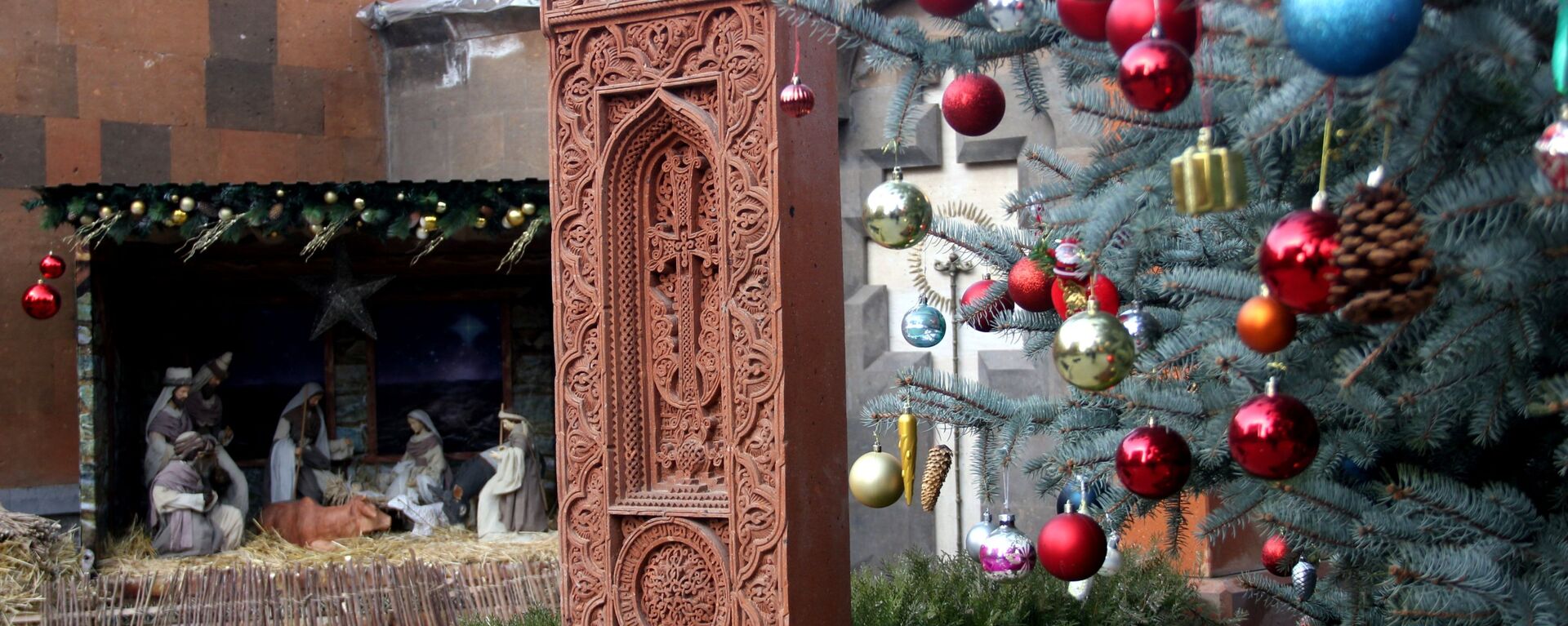 Рождественское оформление во дворе церкви Святой Богородицы Зоравор (6 января 2019). Ереван - Sputnik Армения, 1920, 21.11.2021
