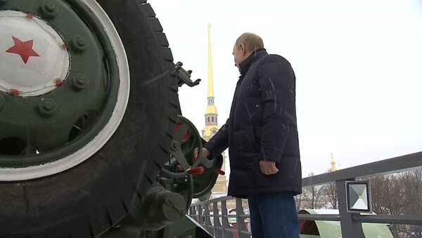Путин выстрелил из пушки во время гуляний в Петропавловской крепости - Sputnik Армения