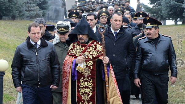 И.о. министра обороны Давид Тоноян посетил военный пантеон Ераблур (7 января 2019). Еревaн - Sputnik Армения