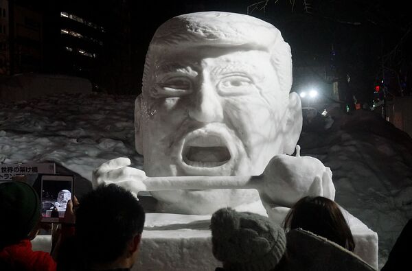 Снежная статуя президента США Дональда Трампа на фестивале снега (10 февраля 2017). Саппоро - Sputnik Армения
