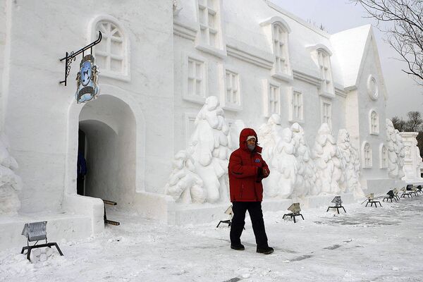 Женщина перед снежным домом в парке города Харбин (6 января 2007). Китай Женщина перед снежным домом в парке города Харбин (6 января 2007). Китай - Sputnik Армения