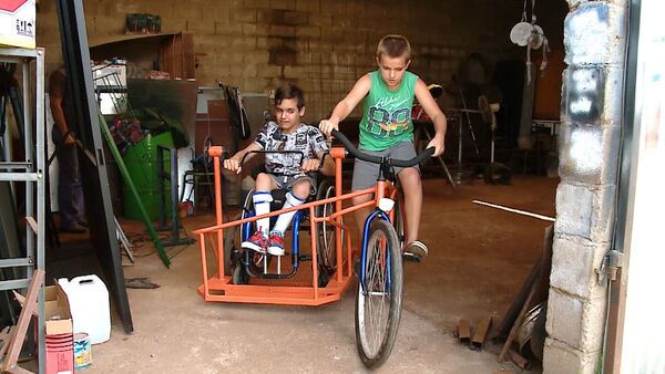 Кузнец из Аргентины смастерил велосипед с инвалидной коляской - Sputnik Армения