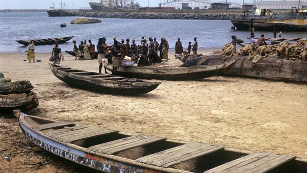 Рыбаки города Котону собираются на рыбный промысел в своих баркасах. Африка. Дагомея (с 1975 года Бенин). - Sputnik Армения
