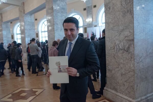 Ален Симонян на церемонии вручения мандатов депутатам Национального Собрания Армении 7-го созыва (10 января 2019). Еревaн Ален Симонян на церемонии вручения мандатов депутатам Национального Собрания Армении 7-го созыва (10 января 2019). Еревaн - Sputnik Армения