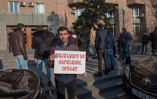 Участник акции протеста у здания Министерства здравоохранения Армении (11 января 2019). Еревaн - Sputnik Армения
