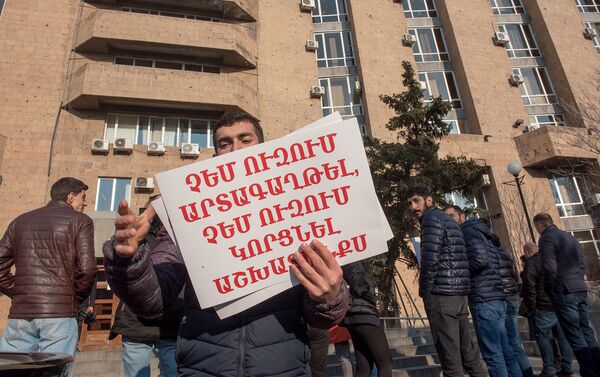 Участник акции протеста у здания Министерства здравоохранения Армении (11 января 2019). Еревaн Участник акции протеста у здания Министерства здравоохранения Армении (11 января 2019). Еревaн - Sputnik Армения