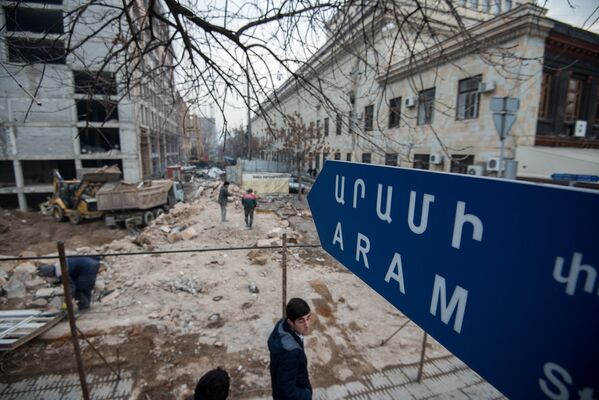 “Что значит разрушить город, после чего вместо него построить так называемый “Старый Ереван”. Это же не нормально, они деревенщины. Это вредительство — стереть настоящий старый Ереван. Ради чего их рушат? Ради этих уродливых зданий. Хотя бы строили дома для бездомных, а нет — строят для продажи, от этого сердце кровью обливается ”, — негодавала жительница Сусанна - Sputnik Армения
