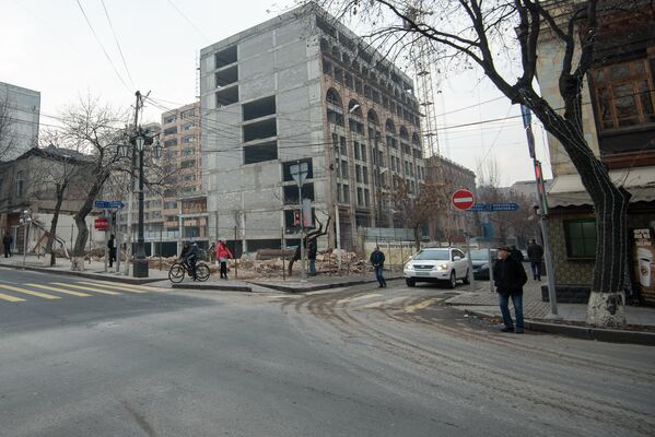 По его словам, выложенные старыми камнями фасады нельзя называть Старым Ереваном, тем более, по проекту Таманяна, на их месте должна была быть зеленая зона - Sputnik Армения