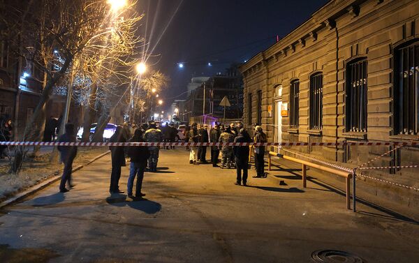 Полиция оцепила улицу Арами, на котором произошло обрушение исторического здания (11 января 2019). Еревaн - Sputnik Армения