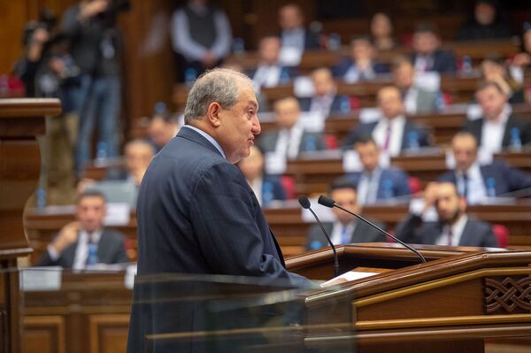 Первое заседание новоизбранного парламента Армении открыл старейший депутат Первое заседание новоизбранного парламента Армении открыл старейший депутат - Sputnik Армения