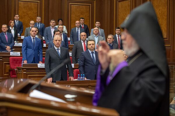 Первое заседание новоизбранного парламента Армении открыл старейший депутат Первое заседание новоизбранного парламента Армении открыл старейший депутат - Sputnik Армения