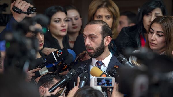 Арарат Мирзоян ответил на вопросы журналистов в кулуарах парламента (14 января 2019). Еревaн - Sputnik Армения