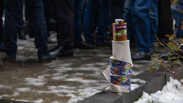 Туалетная бумага, тушенка и медикаменты активистов, требующих ареста Манвела Григоряна перед зданием Апелляционного суда (14 января 2019). Еревaн - Sputnik Արմենիա