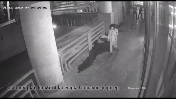 Попытка взлома двери ресторана Cinnabon (15 января 2019) - Sputnik Армения