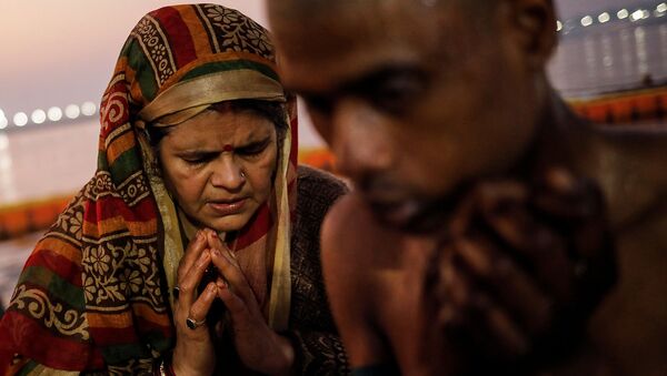 Верующие молятся после священного купания в Сангаме, месте слияния рек Ганга, Ямуны и Сарасвати, во время фестиваля Кувшинов (16 января 2019). Аллахабад, Индия - Sputnik Армения
