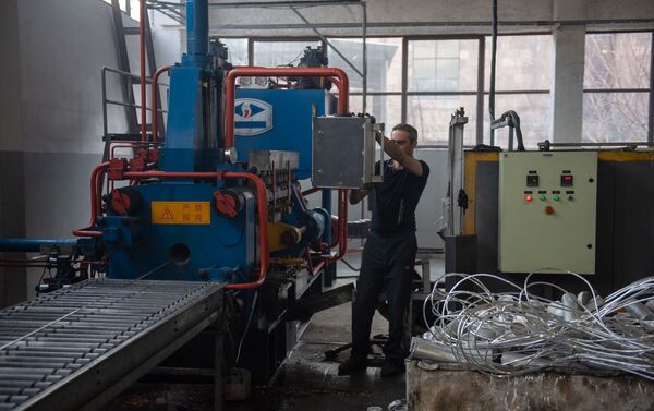 Сотрудник кабельного завода Ин-Ви Лайн за работой у станка - Sputnik Армения