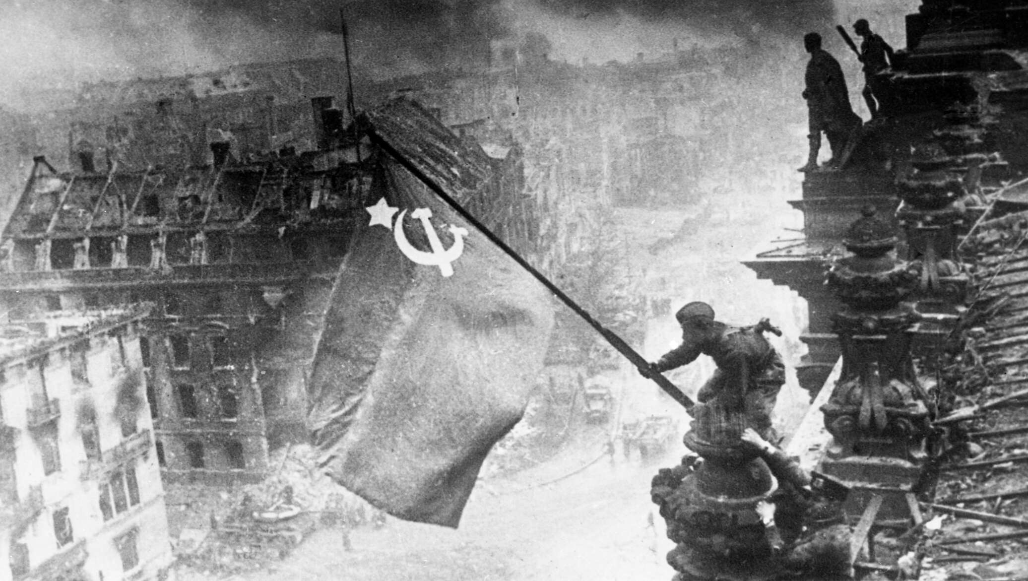 Кто водрузил знамя победы над рейхстагом фото