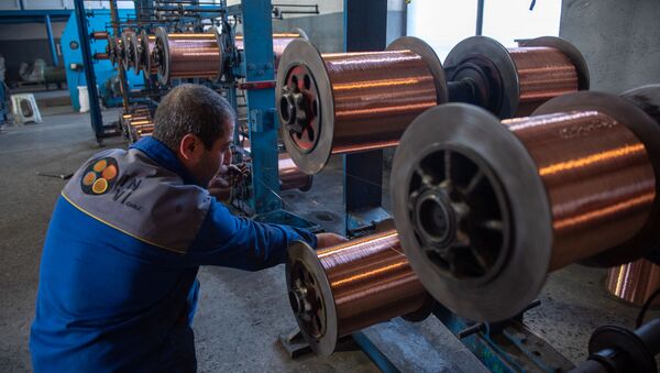 Сотрудник кабельного завода Ин-Ви Лайн за работой у станка - Sputnik Արմենիա