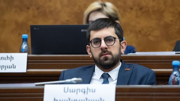 Депутат от фракции “Мой Шаг Саргис Ханданян на заседании парламента (18 января 2019). Еревaн - Sputnik Армения