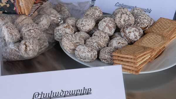 Демонстрация продуктов питания в центральной продовольственной базе управления тыла ВС Армении - Sputnik Արմենիա