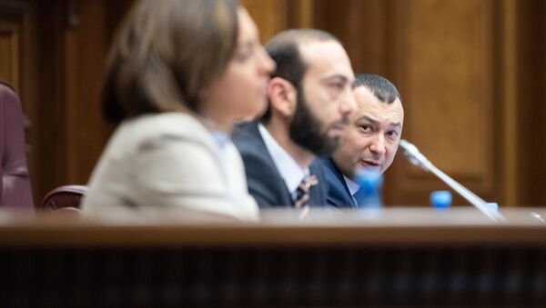 Арарат Мирзоян, Лена Назарян и Ваге Энфиаджян на заседании Парламента (18 января 2019). Еревaн - Sputnik Արմենիա