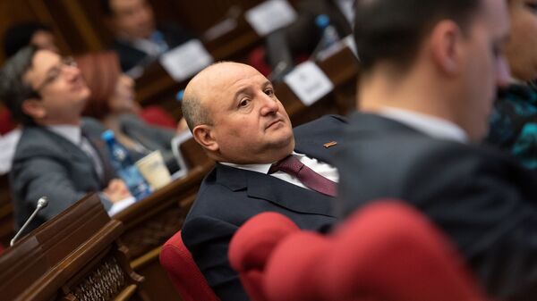 Депутат от фракции Процветающая Армения Вардан Гукасян на заседании парламента (18 января 2019). Еревaн - Sputnik Արմենիա
