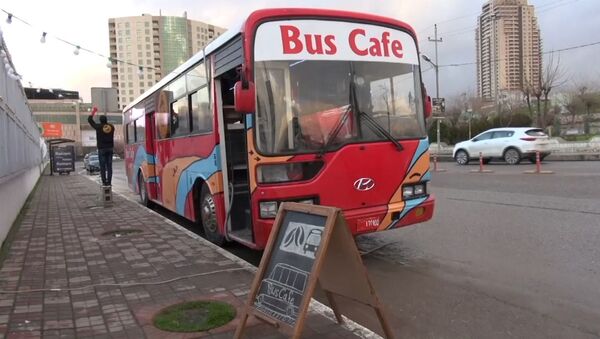 Два жителя Ирака открыли кафе прямо в автобусе - Sputnik Армения