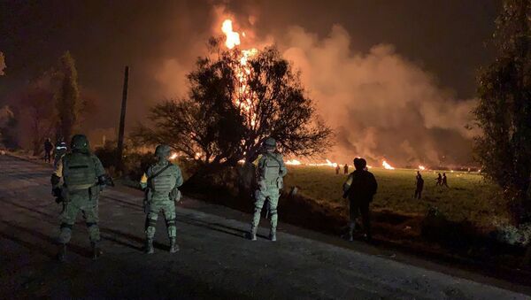 Солдаты охраняют район взрыва нефтепровода в штате Идальго (18 января 2019). Тлауэльпане, Мексика - Sputnik Армения