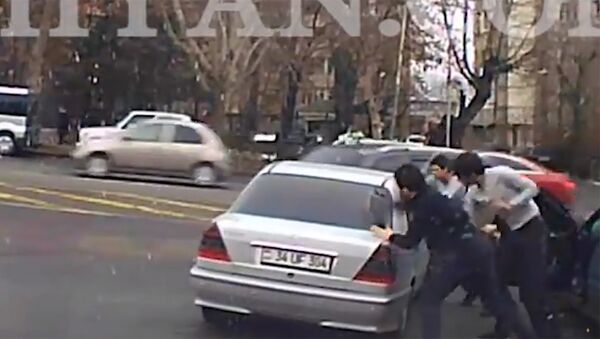 Полиция поймала граждан, разбивших машину средь бела дня - Sputnik Армения