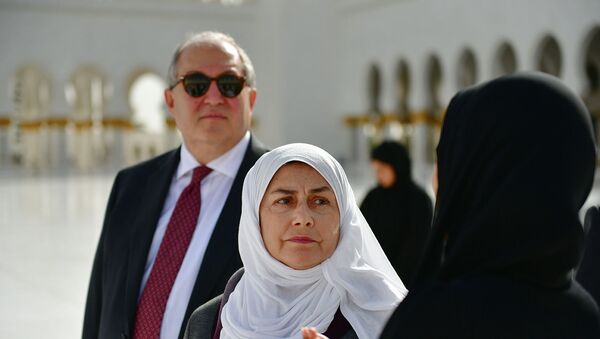 Президент Армении Армен Саркисян с супругой Нунэ посетили Большую мечеть шейха Зайда (17 января 2019). Дубай - Sputnik Արմենիա
