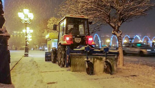 Снегоуборочная машина расчищает тротуары в Ереване - Sputnik Армения
