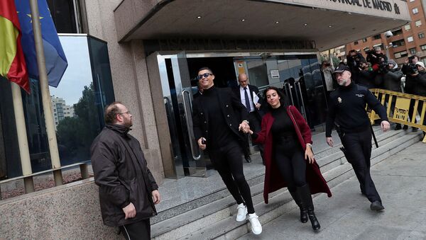 Криштиану Роналду с подругой Джорджиной Родригес выходит после выступления в суде по делу о налоговом мошенничестве (22 января 2019). Мадрид - Sputnik Армения