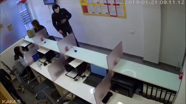 Ограбление по-армянски, или Как граждане попадают в кредитную кабалу Ограбление по-армянски, или Как граждане попадают в кредитную кабалу - Sputnik Армения