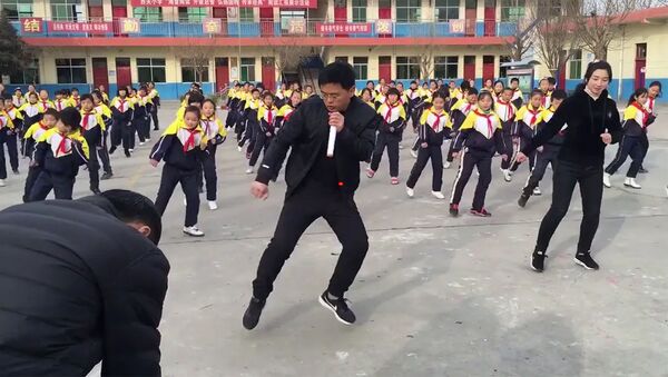 Школьники занимаются хореографическим танцем с директором во время перерыва - Sputnik Армения