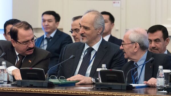 Постоянный представитель Сирии при ООН и глава делегации правительства Сирии Башар аль-Джафари (в центре) - Sputnik Армения
